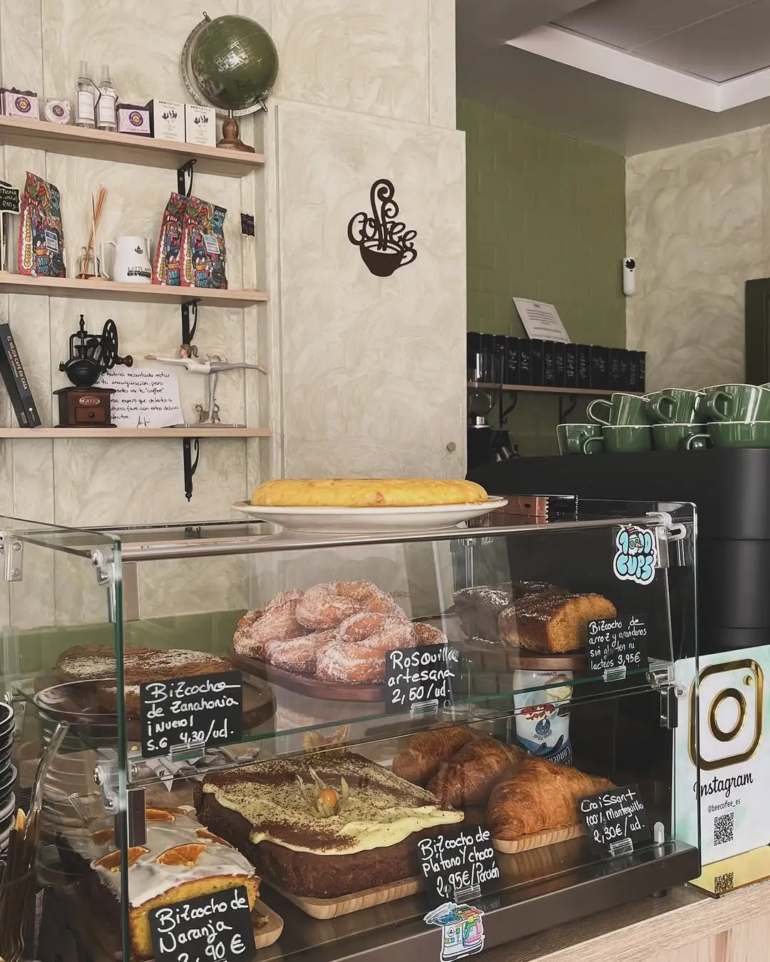 Foto del expositor de Beecoffee lleno de prodcutos